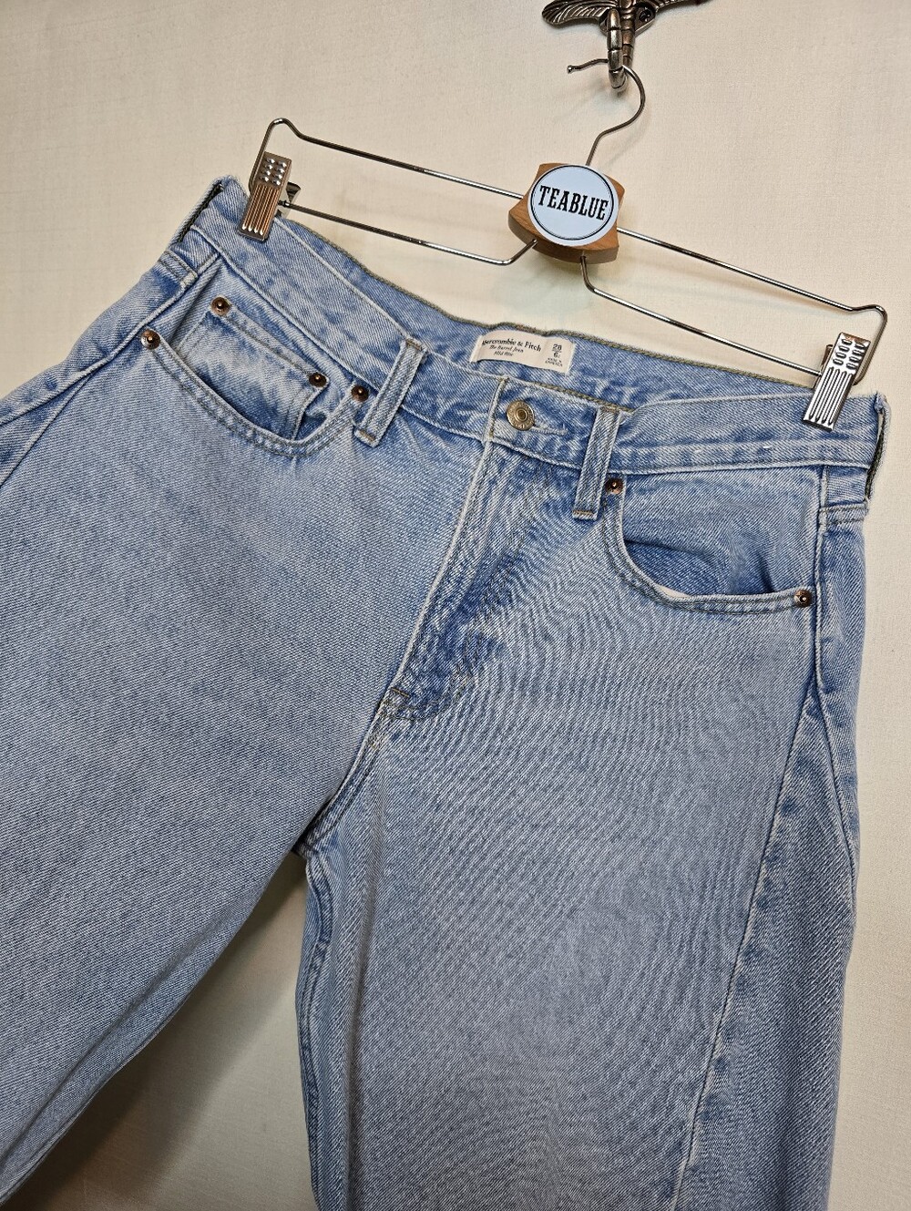Abercrombie & Fitch The Barrel Jean Mid Rise Light Wash Barrel Leg Jeans 28/6R - Picture 6 of 12